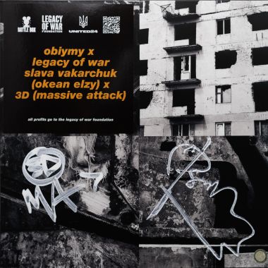 Благодійний розіграш платівок з автографами Святослава Вакарчука та Роберта 3D Дель Найа.